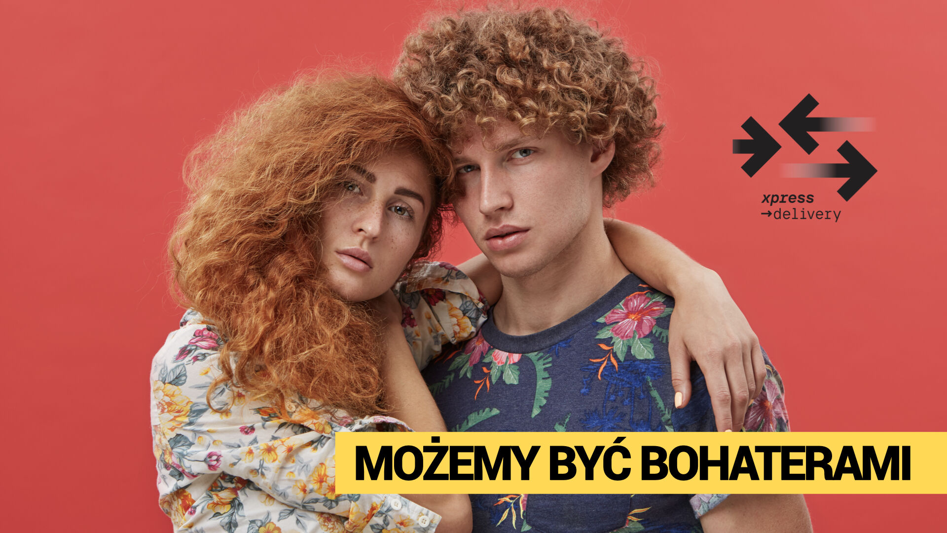 Możemy być bohaterami. Para młodych ludzi przytuleni, oboje są modni i mają rude włosy. 