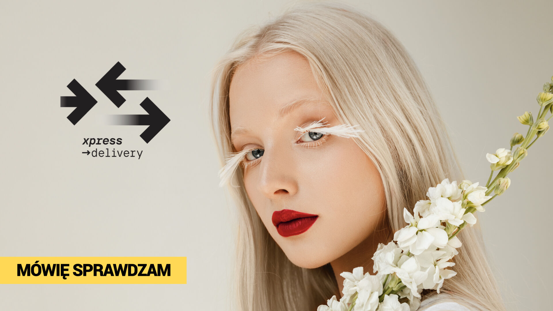 Portret młodej kobiety z platynowymi włosami, białymi kwiatami i artystycznym makijażem – ekspresowa dostawa beauty z Xpress Delivery. Hasło: „Mówię sprawdzam”.