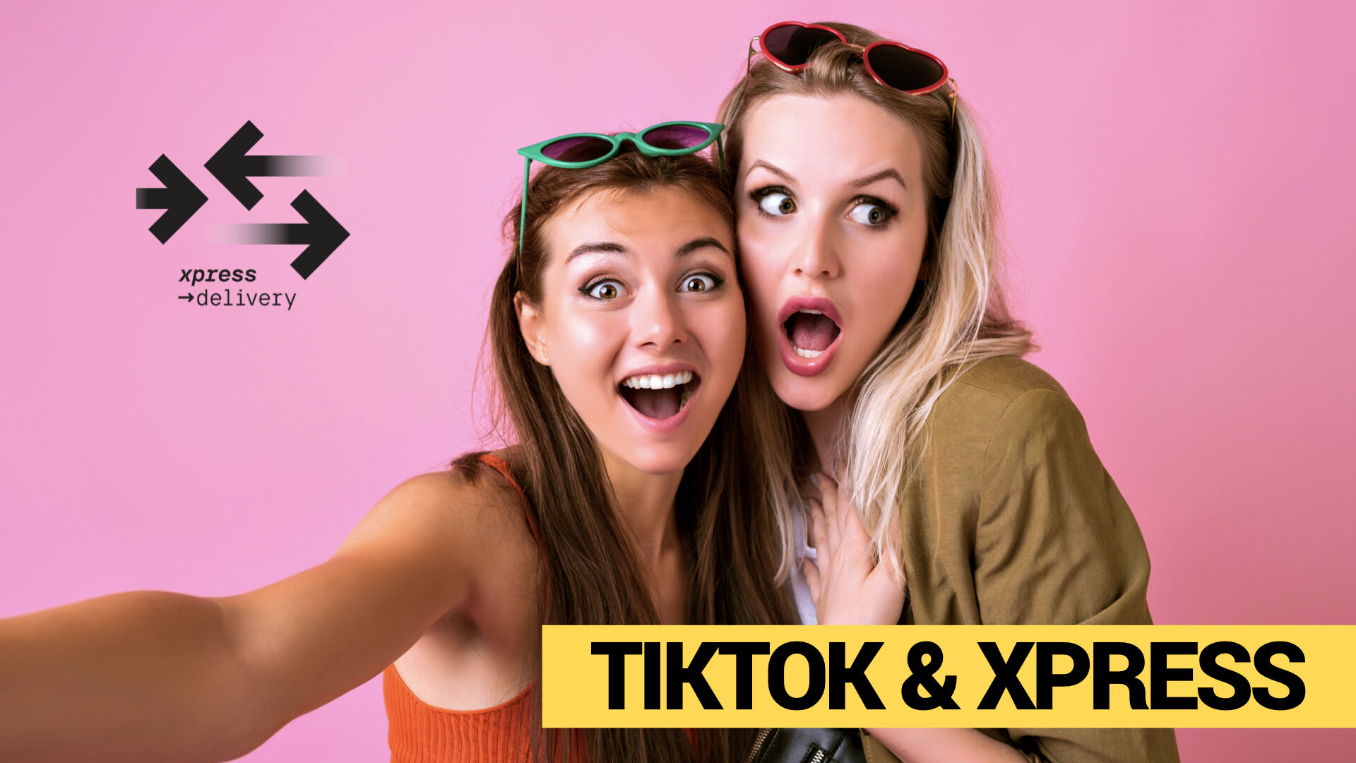 Dwie zaskoczone młode kobiety robiące selfie na tle różowego tła – social commerce z TikToka i ekspresowa dostawa z Xpress Delivery. Hasło: „TikTok & Xpress”
