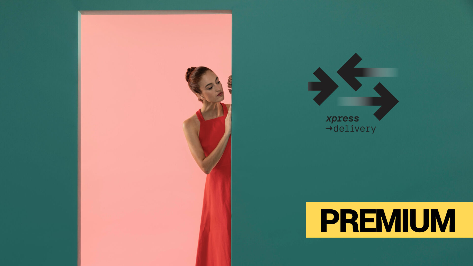 Minimalistyczna scena z kobietą w czerwonej sukni, symbolizującą luksus i wyrafinowanie, wychylającą się zza drzwi – metafora ekskluzywnego modelu dostawy door-to-door. Branding xpress →delivery i etykieta „PREMIUM” podkreślają segmentację usług premium w e-commerce i nowoczesne podejście do customer experience.