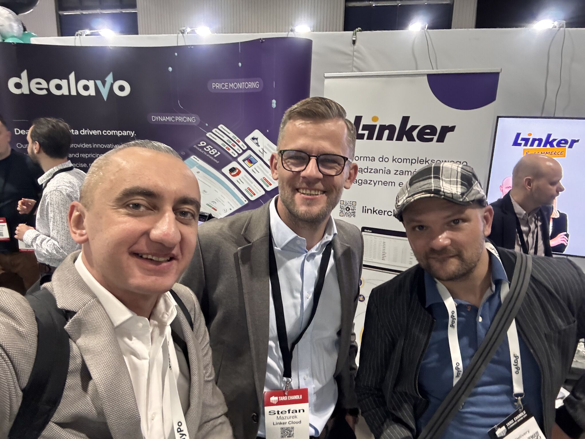 djęcie wykonane podczas Targów eHandlu, przedstawiające przedstawicieli firm xpress →delivery i Linker Cloud. Tło zawiera banery promujące platformy do dynamicznego pricingu oraz fulfillmentu e-commerce. Obraz ilustruje networking, integracje technologiczne oraz współpracę w sektorze logistyki i automatyzacji e-commerce.