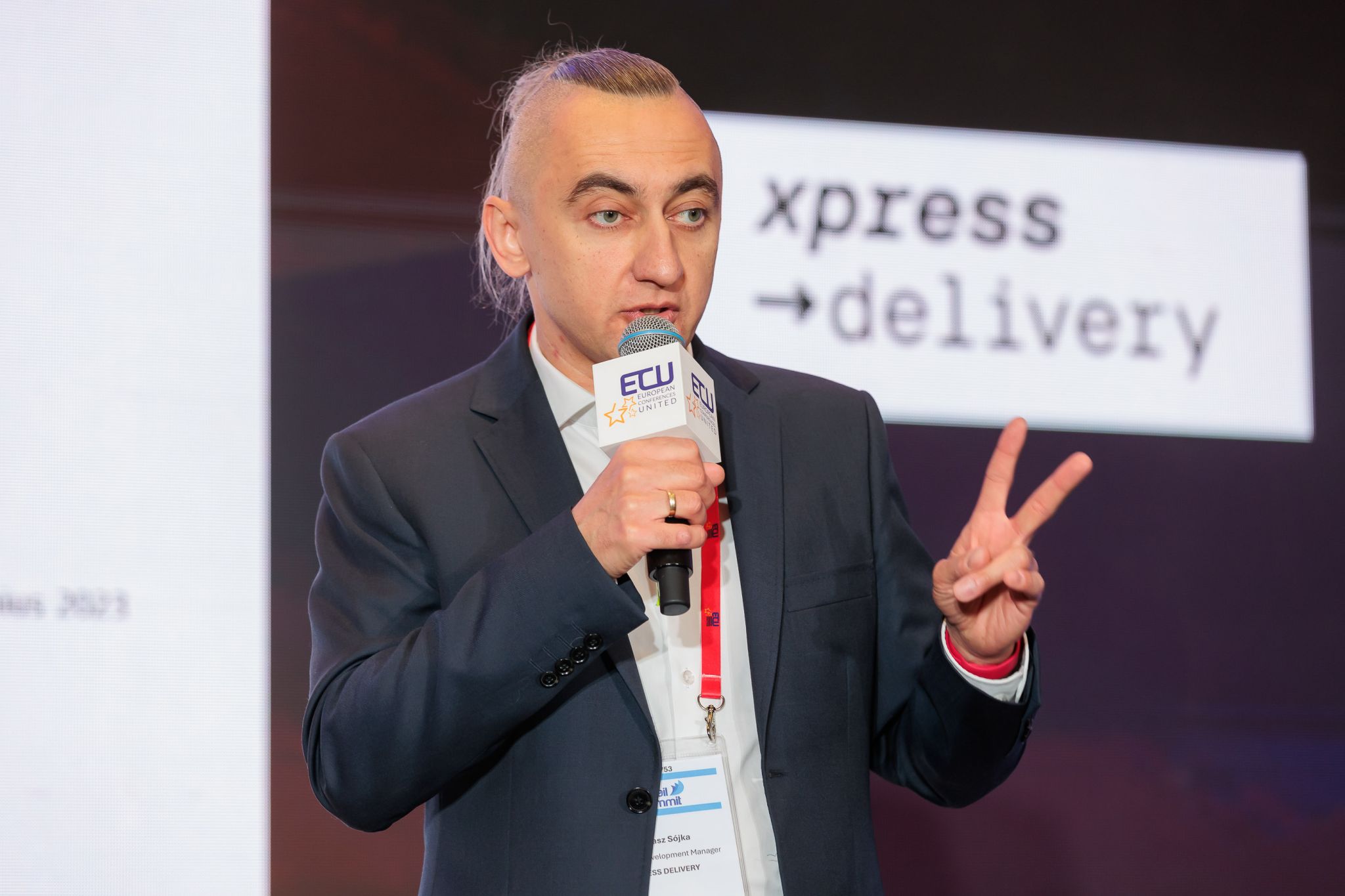 Wystąpienie Tomasza Sójki z xpress →delivery podczas konferencji Retail Summit 2025 w Warszawie. Prelekcja dotyczyła wpływu skrócenia czasu dostawy na wartość postrzeganą produktu i efektywność e-commerce.