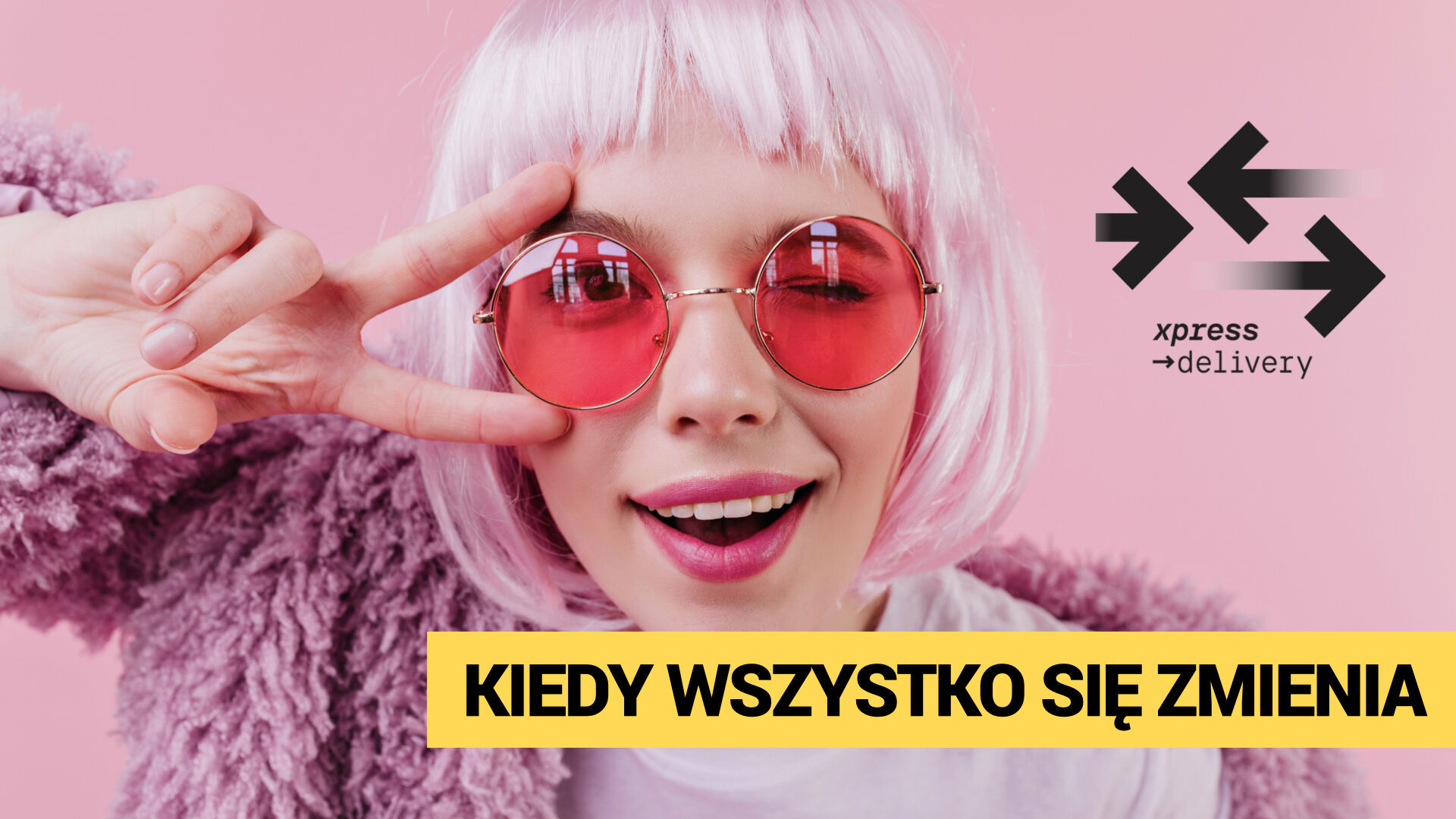 Kolorowy portret kobiety w stylizacji fashion-forward z różowymi akcentami, ilustrujący dynamiczne zmiany w stylu życia i oczekiwaniach konsumenckich. Grafika promuje usługę xpress →delivery jako odpowiedź na potrzebę natychmiastowej dostępności produktów w czasie transformacji rynku retail i mody. Hasło „Kiedy wszystko się zmienia” podkreśla elastyczność i adaptacyjność 